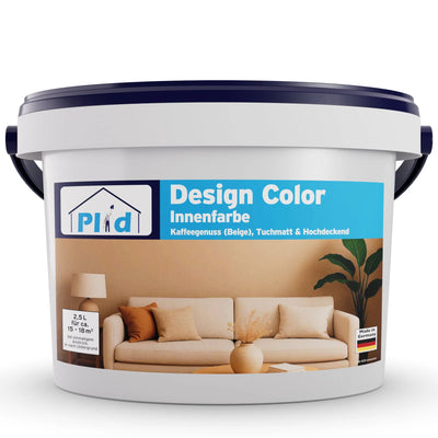 Ein 2,5-Liter-Gebinde der plid DesignColour Innenfarbe - Emissionsarm & Geruchsneutral in Kaffee Genuss (beige) reicht für 16-18 m². Das Etikett zeigt ein modernes Wohnzimmer mit einem beigen Sofa, Kissen und Pflanzen. Geeignet für Innenwände.