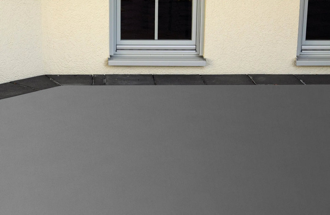 Gleichmäßig graue Betonwand im Außenbereich - Beispiel für professionelle Betonfarbe-Anwendung
