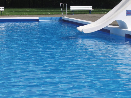 Betonpool streichen – Die richtige Poolfarbe für dauerhafte Abdichtung und brillante Optik