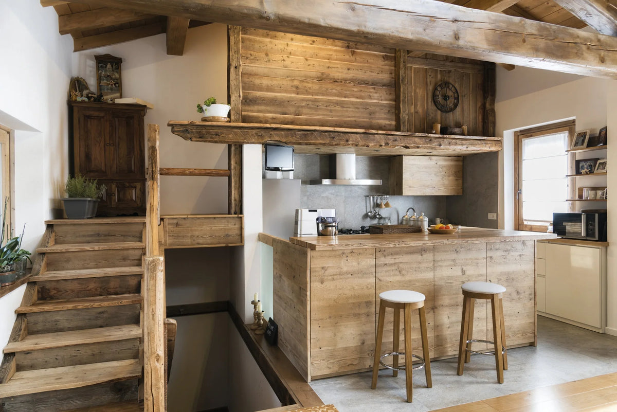 Rustikale Küche mit Holzbalken und Holzmöbeln - Beispiel für Holzelemente, die Holzwurmschutz benötigen