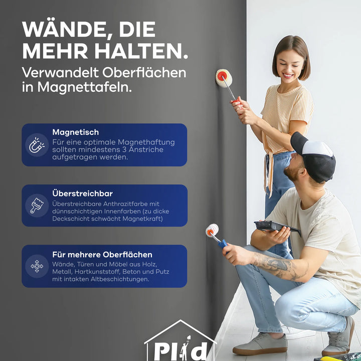 Eine lächelnde Frau benutzt eine Walze, während ein Mann mit einem Pinsel kniet und eine Wand mit plid Magnetfarbe bemalt - haftstark &amp; überstreichbar für viele Oberflächen, perfekt für die Gestaltung moderner, stilvoller Memoboard-Räume.