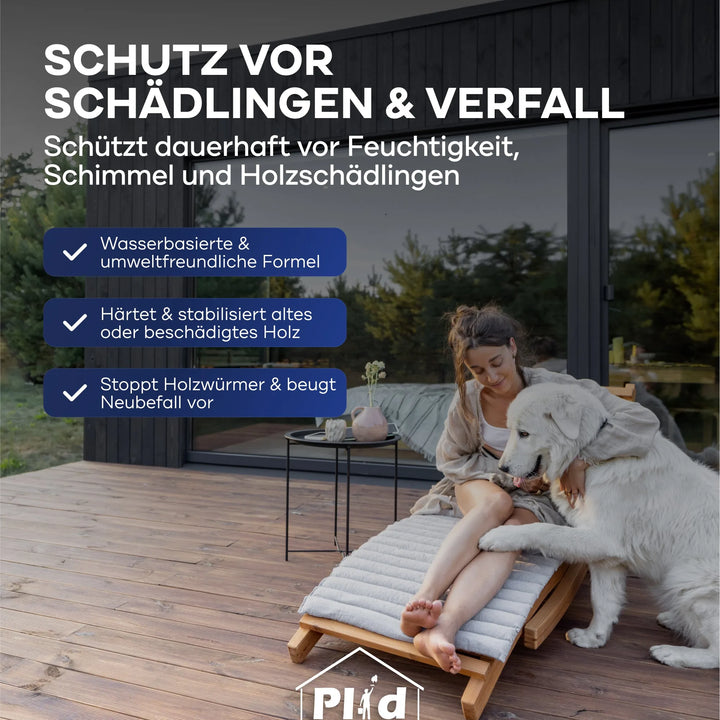 Eine Frau entspannt sich auf einer Holzterrasse und streichelt ihren großen weißen Hund. Der Text hebt den plid Plid Holzwurm Schreck hervor, der einen wirksamen Schutz gegen Holzwurm und Neubefall bietet und die Terrasse dauerhaft und umweltfreundlich schützt.