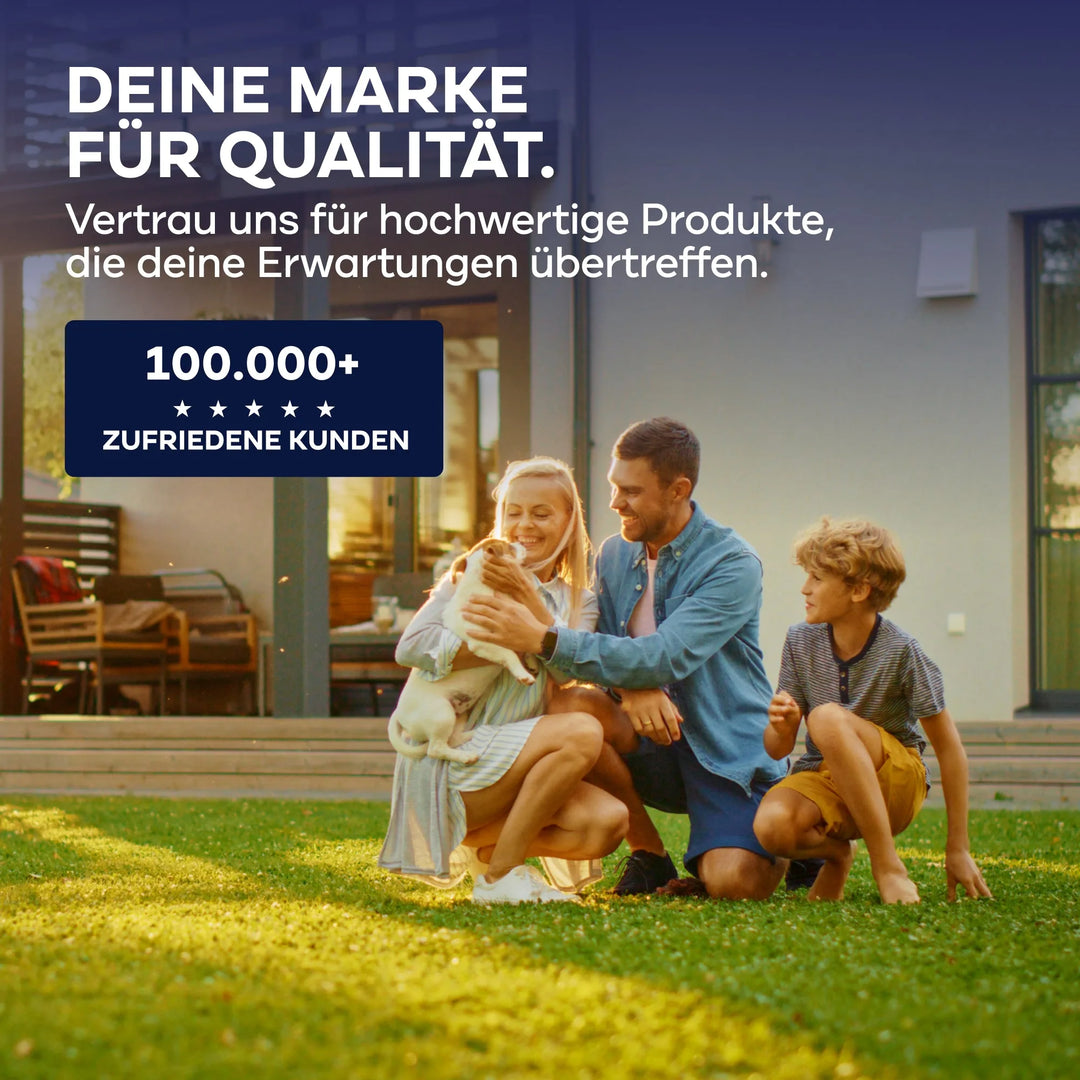 Eine lächelnde Familie mit zwei Kindern und einem Hund sitzt im Gras neben einem modernen Haus. Der deutsche Text wirbt für die Rostschutz Öl Penetrox Rostversiegelung von PLID Shop für Auto, Motorrad &amp; Oldtimer, die Metall schützt - 100.000+ zufriedene Kunden.