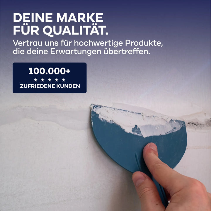 Eine Hand trägt mit einer blauen Spachtel den weißen plid Rauhfaser Reparatur-Spachtel auf eine Wand auf. Oben steht: plid - DEINE MARKE FÜR QUALITÄT. Über 100.000 zufriedene Kunden vertrauen unseren hochwertigen Produkten.