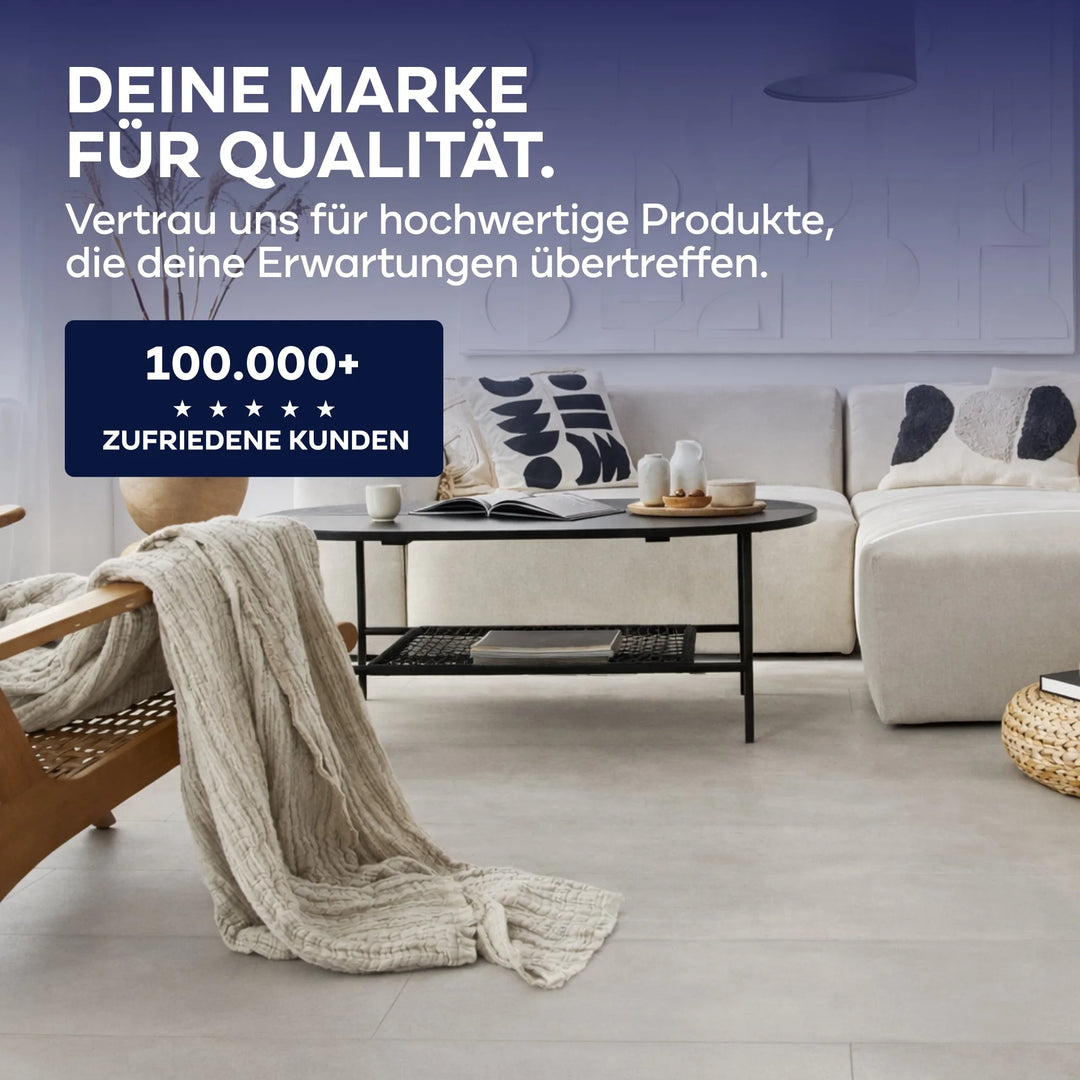 Modernes Wohnzimmer mit beigem Sofa und schwarzem Couchtisch. Für langlebige Schönheit sorgt die plid Betonfarbe für Böden &amp; Wände - abriebfest, wetterbeständig und hochwertig. Erleben Sie mit plid Qualität und Kundenzufriedenheit!.