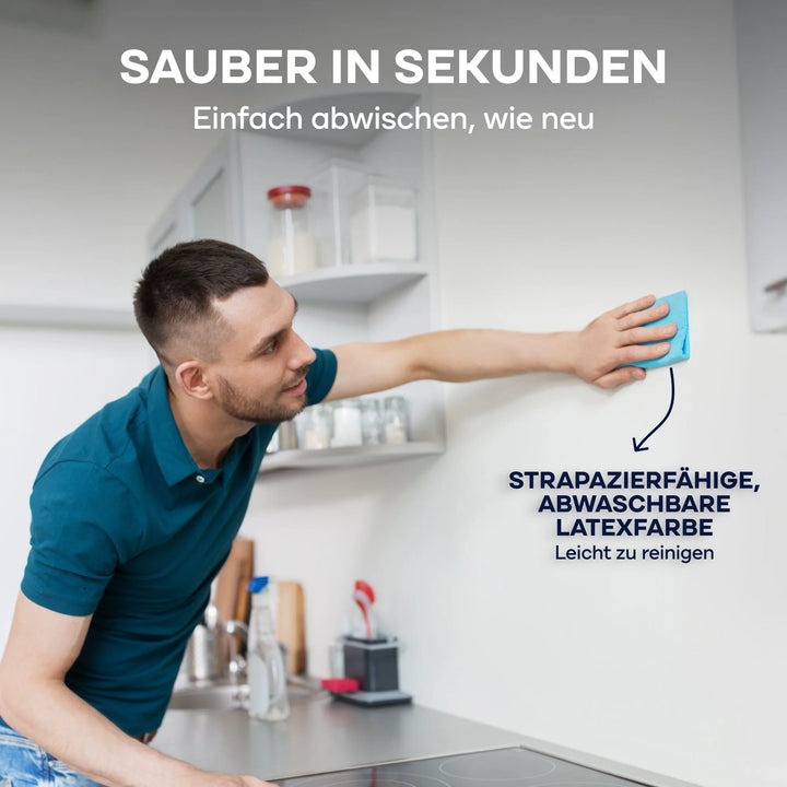 Ein Mann wischt eine Badezimmerwand mit einem Schwamm. Sauber in Sekunden - einfach abwischen, wie neu. Die strapazierfähige plid Latexfarbe - Anstreichset ist abwaschbar, ideal für Küche und Bad als Wandfarbe.