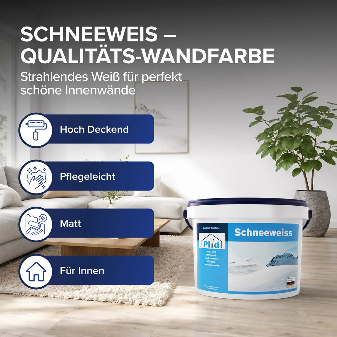 Schneeweiß - Qualitäts-Wandfarbe, Strahlendes Weiß für perfekt schöne Innenwände: In einem hellen Wohnzimmer mit Sofa und Pflanze steht der Eimer Plid Schneeweiß. Blaue Felder nennen Hoch Deckend, Pflegeleicht, Matt und Für Innen.