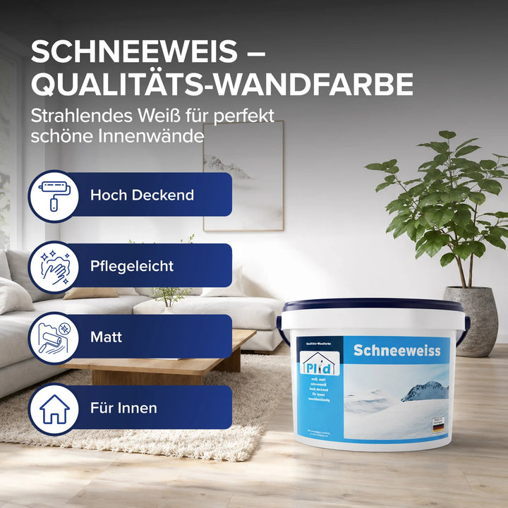 Schneeweiß - Qualitäts-Wandfarbe, Strahlendes Weiß für perfekt schöne Innenwände: In einem hellen Wohnzimmer mit Sofa und Pflanze steht der Eimer Plid Schneeweiß. Blaue Felder nennen Hoch Deckend, Pflegeleicht, Matt und Für Innen.