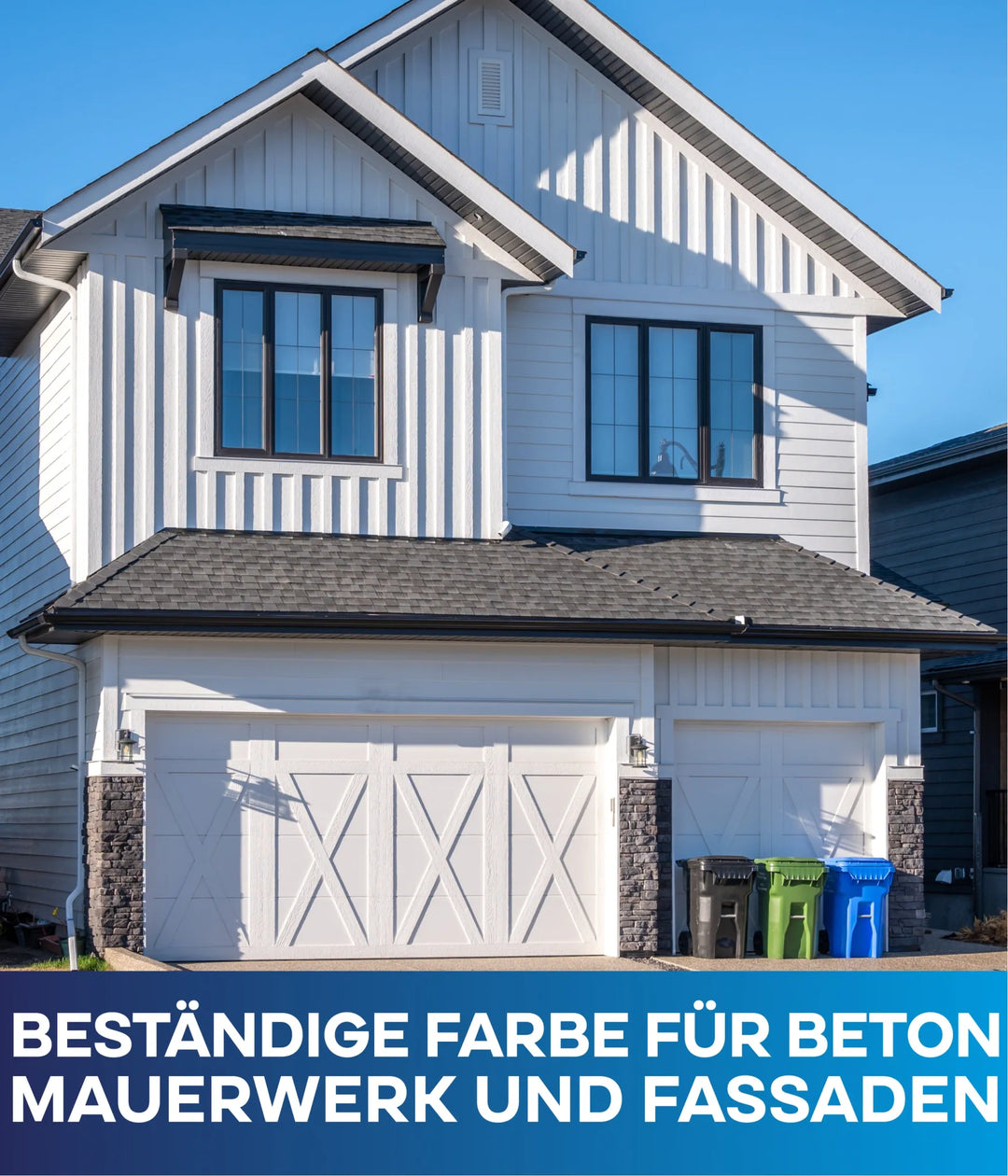 Ein modernes zweistöckiges Haus mit weißer Verkleidung und Steinakzenten, großen Fenstern und einer Doppelgarage. Blauer deutscher Text unten: plid Silikon Fassadenfarbe - Anstreichset - Abdeckvlies für Beton Mauerwerk und Fassaden.