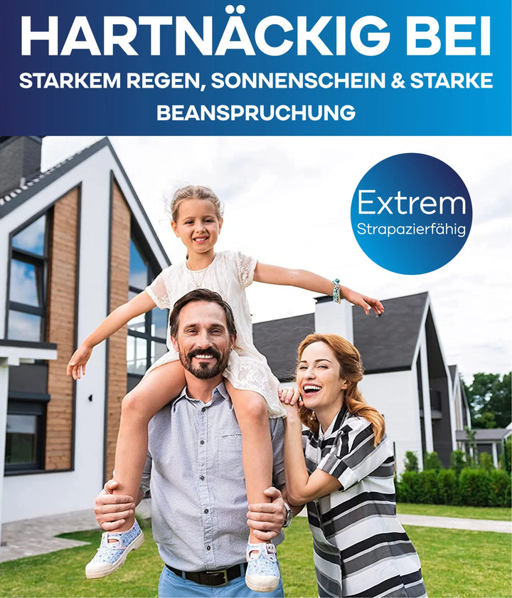 Ein lächelnder Mann trägt ein glückliches Mädchen auf seinen Schultern, während eine Frau neben ihnen vor einem modernen Haus steht - präsentiert mit plid Silikon Fassadenfarbe Anstreichset. Text oben: HARTNÄCKIG BEI STARKEM REGEN, SONNENSCHEIN &amp; STARKE BEANSPRUCHUNG.