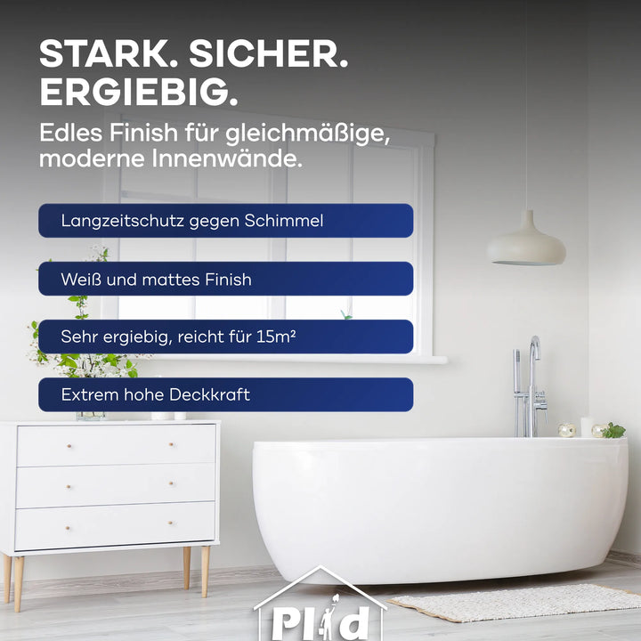 Helles Badezimmer mit freistehender Wanne, daneben Eimer Plid Anti-Schimmel-Farbe, matt weiß
