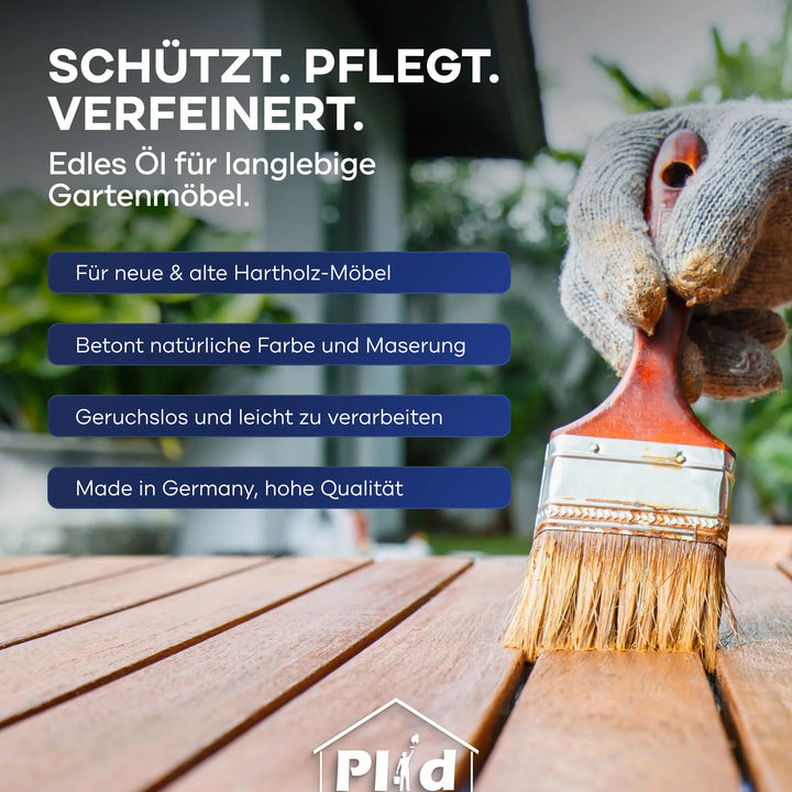 Eine behandschuhte Hand beschichtet mit dem plid Holzöl - Anstreichset Gartenmöbel aus Hartholz. Dabei kommen die schützenden und veredelnden Eigenschaften, das natürliche Finish, die Geruchsneutralität und die bewährte deutsche Qualität für die dauerhafte Holzpflege im Außenbereich zur Geltung.