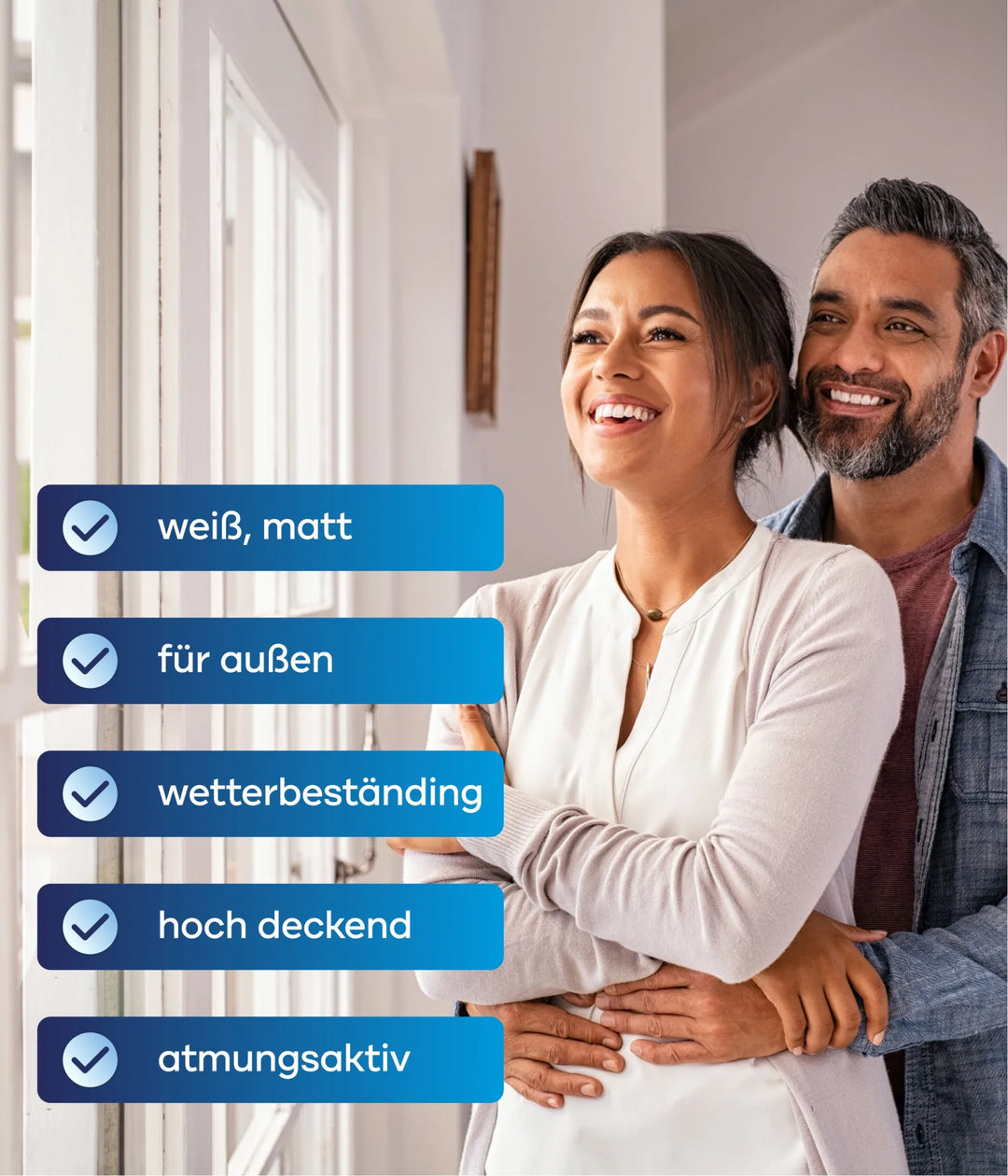 Ein lächelndes Paar steht vor einem sonnenbeschienenen Fenster. Deutscher Overlay-Text listet plid Silikon Fassadenfarbe Anstreichset Eigenschaften auf: weiß, matt, für außen, wetterbeständig, hochdeckend, atmungsaktiv ✔. Silikonharz sorgt für extra Schutz.