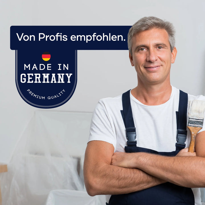 Ein lächelnder Mann in Latzhose mit einem Pinsel steht neben einem Schild: "Von Profis empfohlen". Neben ihm steht plid Plid® Möbellack Innen &amp; Außen - Buntlack für Möbel &amp; Holz mit Deutschlandflagge, beschriftet mit "Made in Germany. Premium Qualität.