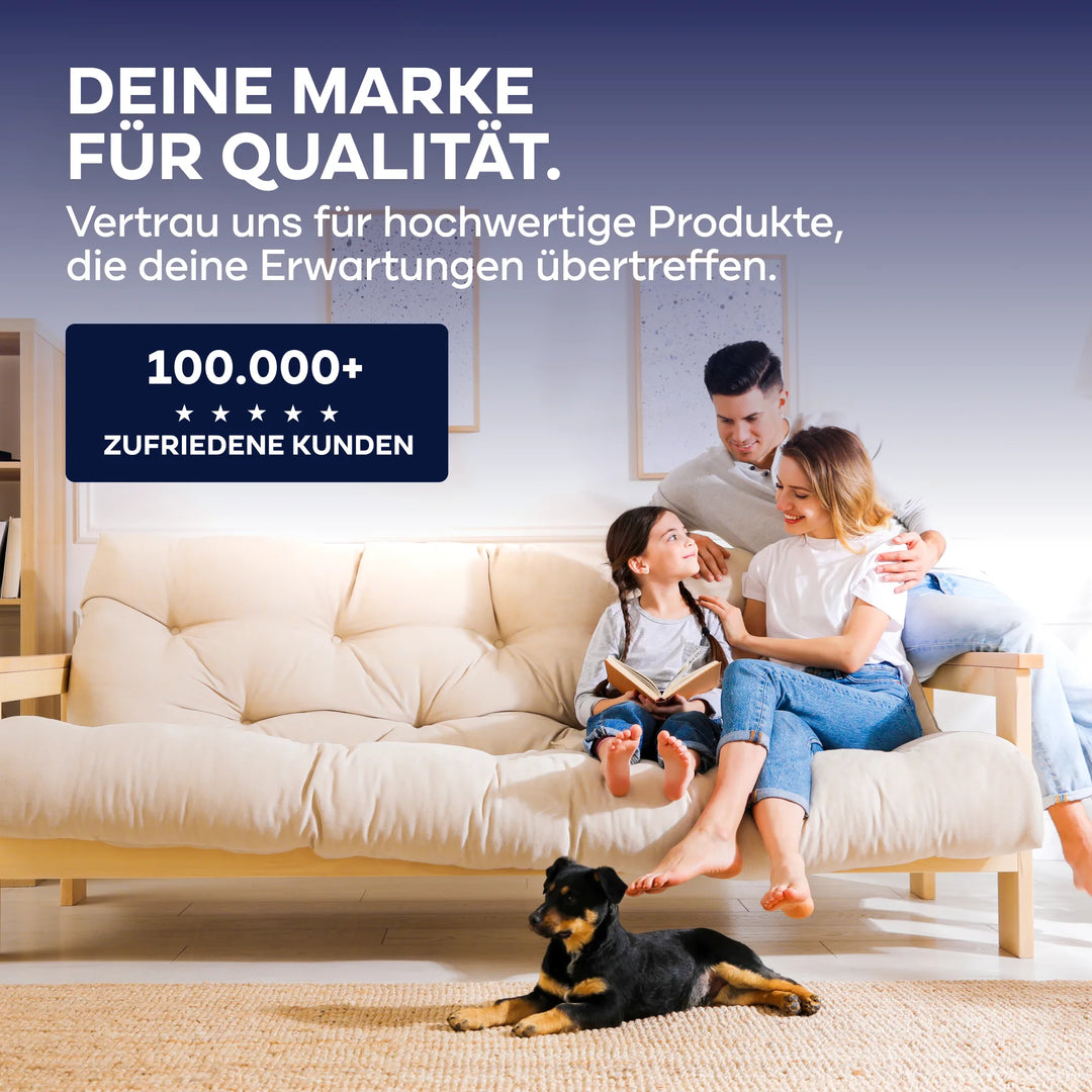 Familie im Wohnzimmer, ein Junge streichelt einen Hund, dazu das Plid-Logo