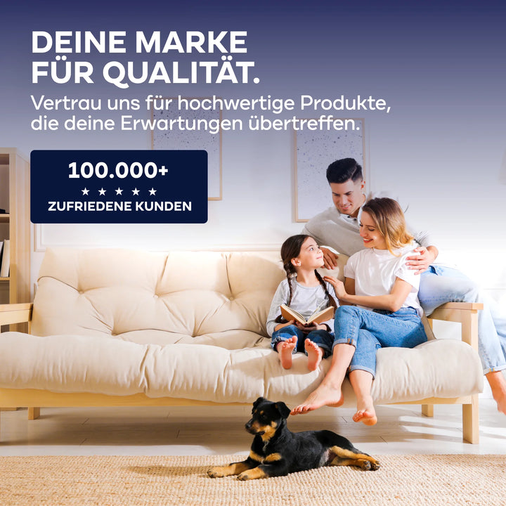 Familie im Wohnzimmer, ein Junge streichelt einen Hund, dazu das Plid-Logo