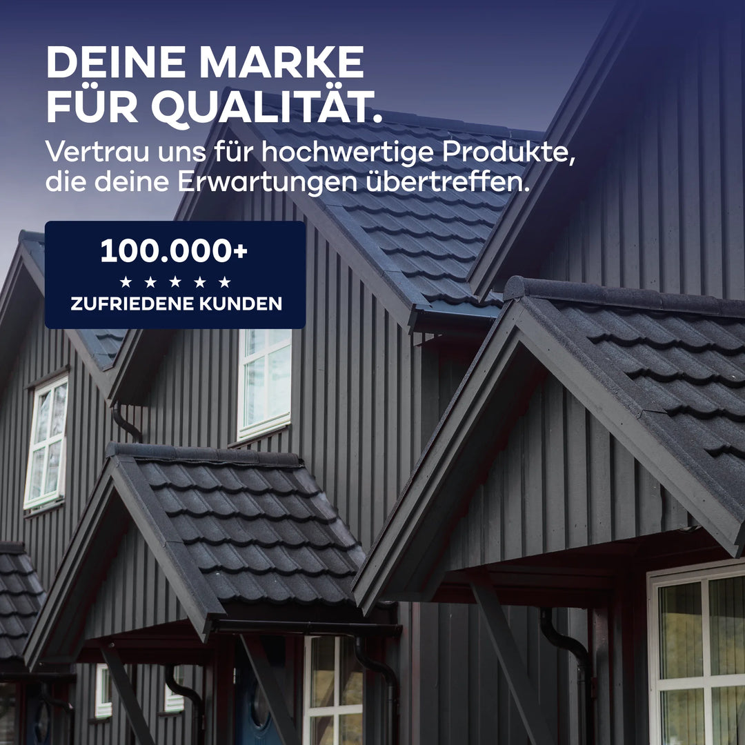 Nahaufnahme moderner, dunkel gehaltener Hausfassaden mit Satteldach. Deutscher Text hebt das plid Holzfarbe - Anstreichset hervor, betont hohe Standards und Vertrauen sowie über 100.000 zufriedene Kunden.
