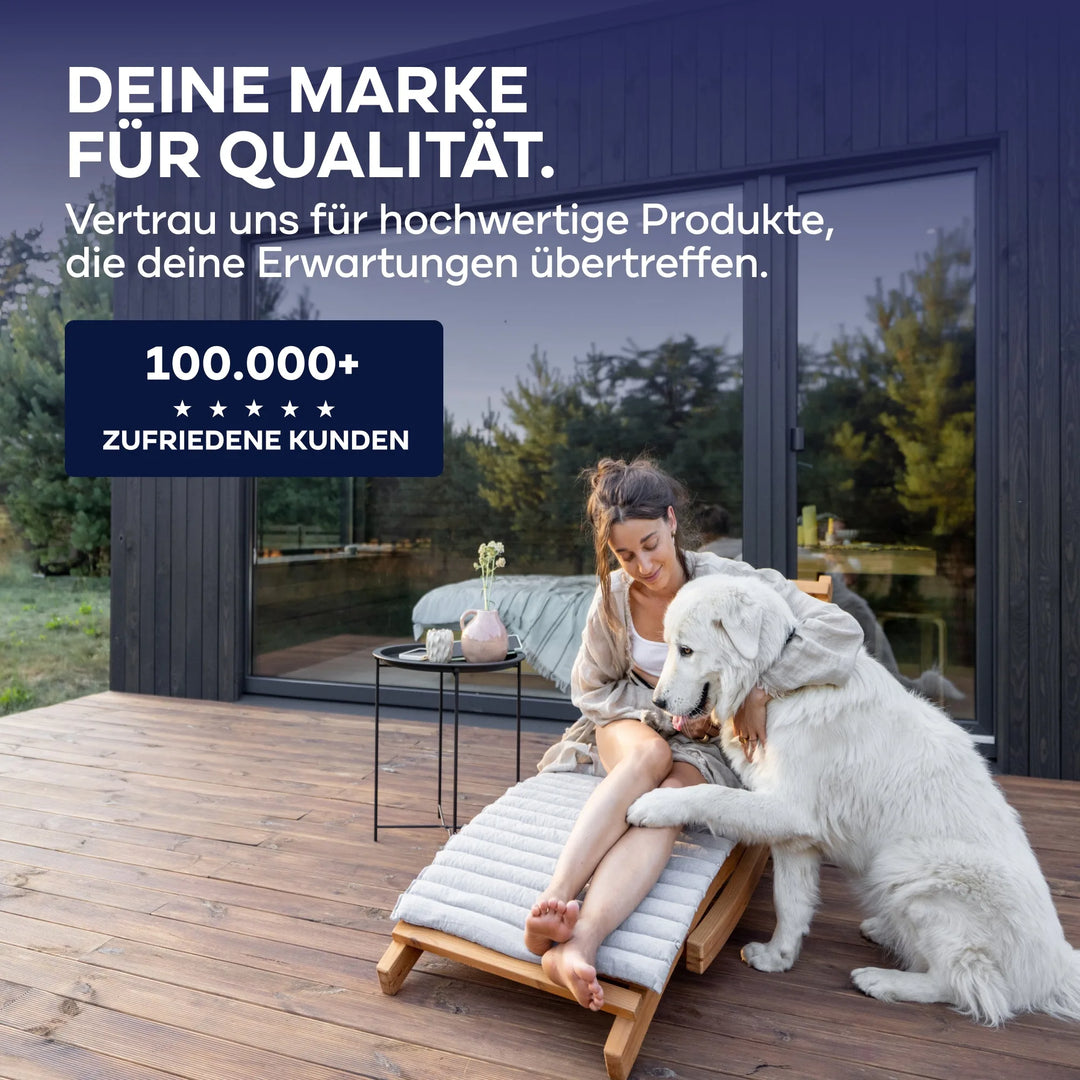 Eine Frau sitzt auf einer Holzterrasse, lächelt und streichelt ihren weißen Hund vor einem modernen Haus. Text in Deutsch wirbt für plid Plid® Möbellack Innen &amp; Außen - Buntlack für Möbel &amp; Holz, perfekt für hochwertige Holzoberflächen im Innen- und Außenbereich.