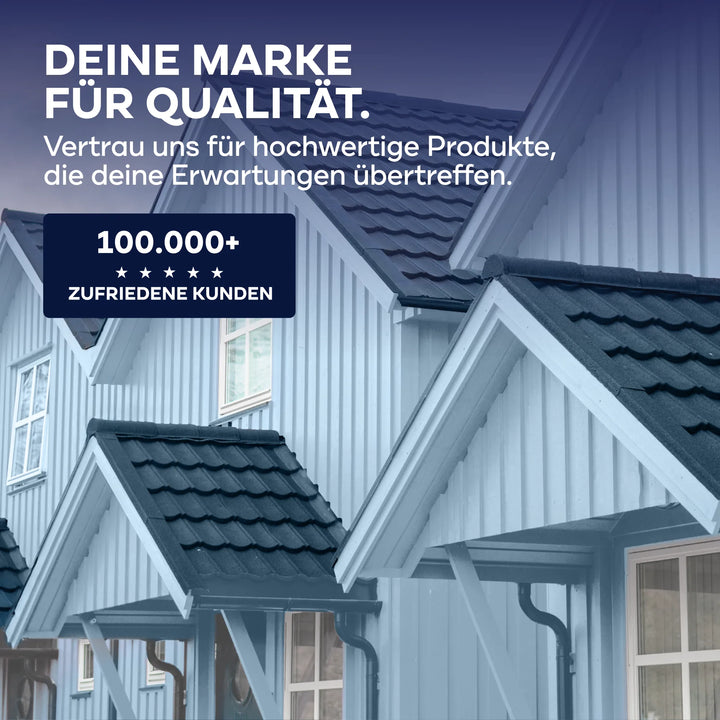 Eine Reihe moderner, hellblauer Holzhäuser mit dunklen Dächern zeigt das plid Holzfarbe - Anstreichset. Eingeblendeter deutscher Text unterstreicht Markenqualität, Vertrauen und Zufriedenheit: 100.000+ zufriedene Kunden.