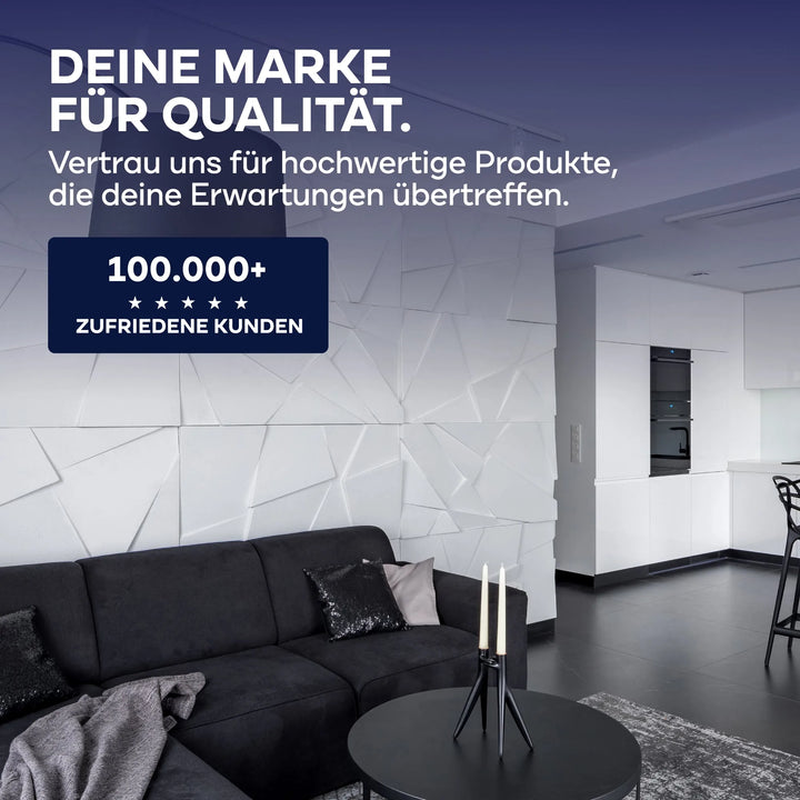 Modernes Wohnzimmer und Küche mit weißen geometrischen Wandpaneelen, gestrichen mit plid Latexfarbe - Anstreichset. Schwarzes Sofa, runder Couchtisch und Kerzen. Deutscher Text betont hochwertige Produkte &amp; über 100.000 zufriedene Kunden.
