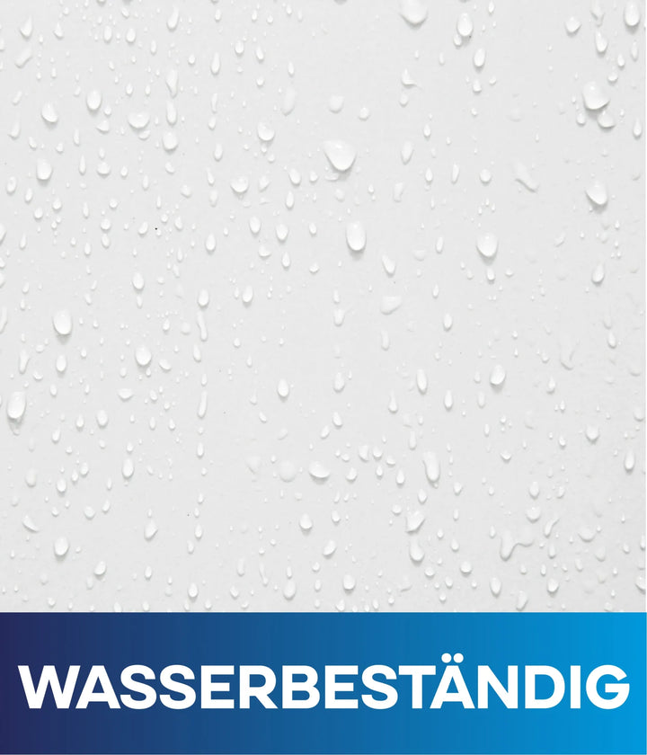 Auf einer weißen Fläche mit eingestreuten Wassertropfen ist plid Silikon Fassadenfarbe - Anstreichset - Abdeckvlies abgebildet. Auf einem blauen Banner mit Farbverlauf am unteren Rand steht in fetten, weißen Großbuchstaben "WASSERBESTÄNDIG".