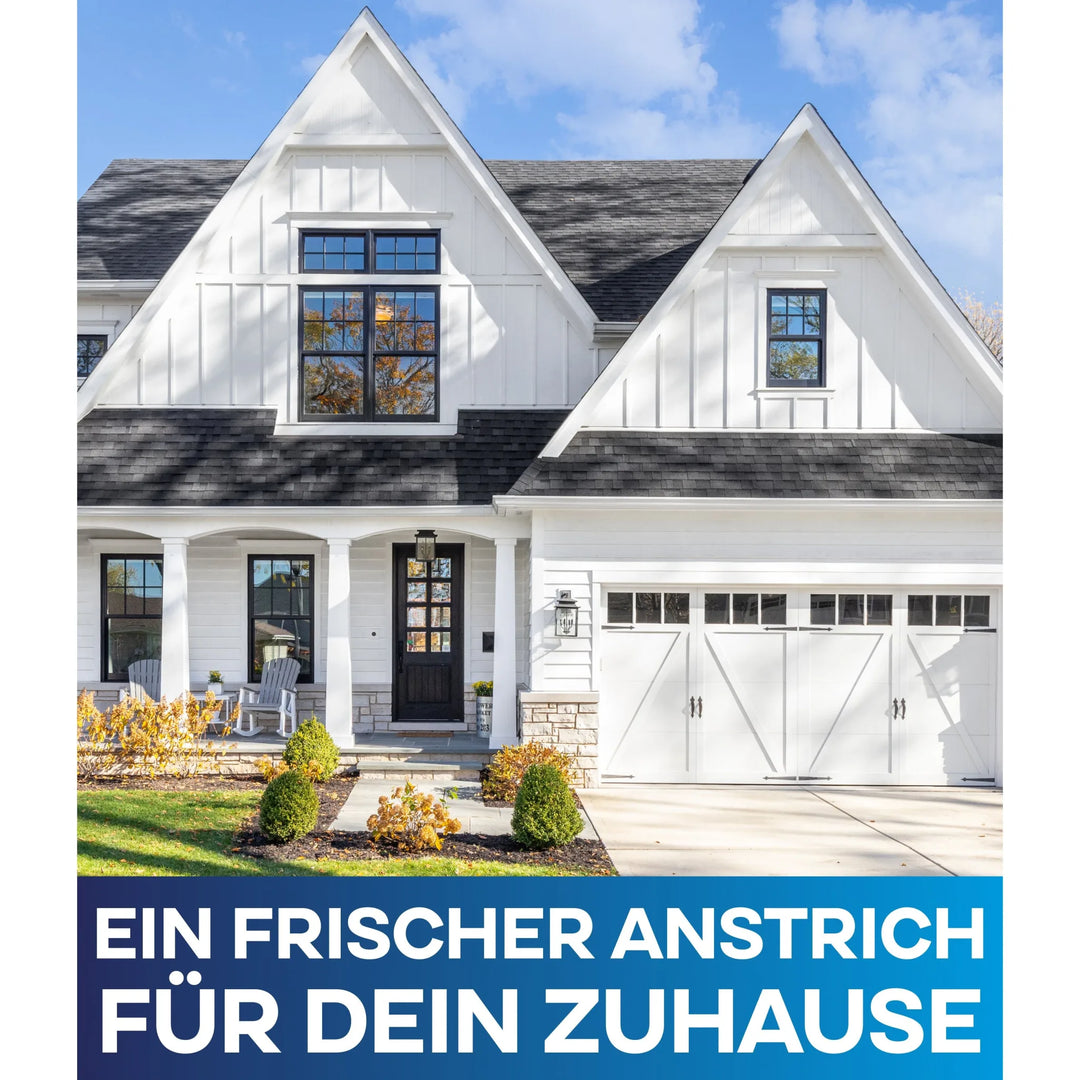 Ein modernes weißes Haus mit schwarzer Verkleidung, Veranda und Doppelgarage unter blauem Himmel und Herbstbäumen. Deutscher Text unten: Fassadenfarbe - Anstreichset von plid - ideal für Putz- und Betonflächen.
