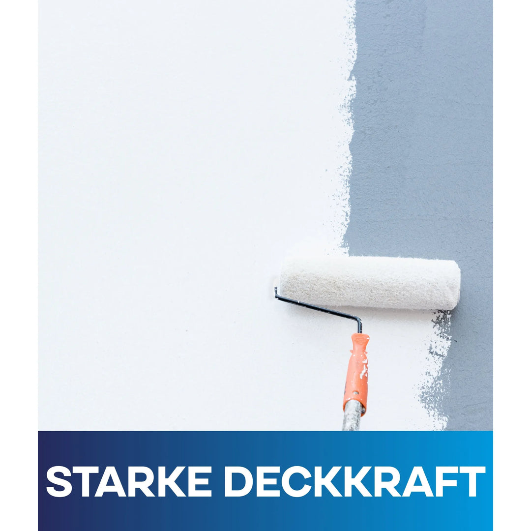 Das plid Fassadenfarbe - Anstreichset - Abdeckvlies zeigt eine Walze mit orangefarbenem Griff, die weiße Farbe auf eine graue Wand aufträgt - ideal für Innenanstriche oder zur Verwendung auf Faserzementplatten. Unten steht in deutscher Schrift "STARKE DECKKRAFT".