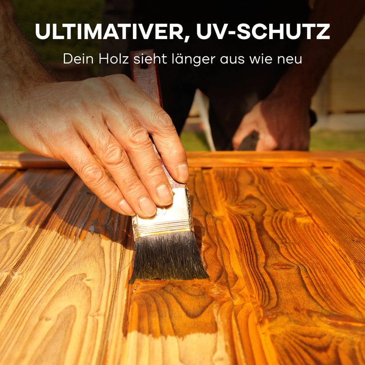 Eine Hand benutzt die plid Holzschutzlasur - Pinselset zum Schutz von Holz im Freien. Deutscher Text oben: Ultimativer, UV-Schutz. Dein Holz sieht länger aus wie neu.