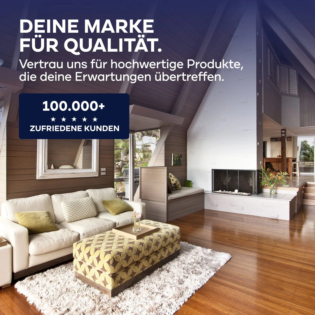 Modernes Wohnzimmer mit Holzböden, verlegt mit plid Holzlasur - Anstreichset. Weißes Sofa, gemusterte Ottomane, Kamin und große Fenster sorgen für Stil. Über 100.000 zufriedene Kunden vertrauen auf die Qualität von plid (Text in Deutsch hebt Branding hervor).