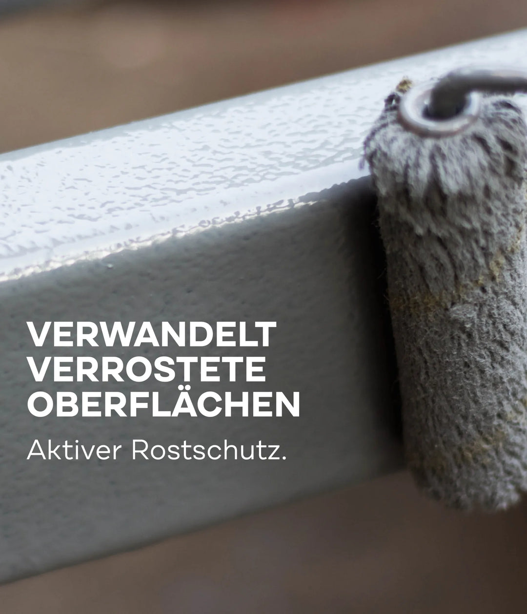 Nahaufnahme eines Farbrollers, der plid Plid Allgrund - Universal-Haftgrund für Metall, Holz &amp; Kunststoff auf Metall aufträgt. Der deutsche Text lautet: Verwandelt verrostete Oberflächen. Aktiver Rostschutz und optimaler Korrosionsschutz.
