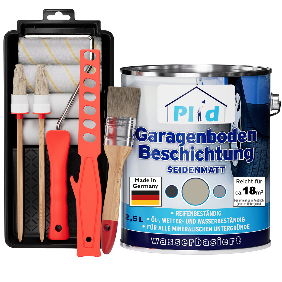 Anstreichset im hellen Farbton Kieselgrau: 2,5-Liter-Gebinde Plid Garagenboden Beschichtung seidenmatt neben schwarzer Farbwanne mit Walze, zwei Ringpinseln, Flachpinsel und rotem Abstreifgitter. Etikett: Made in Germany, Reicht für ca. 18 m².