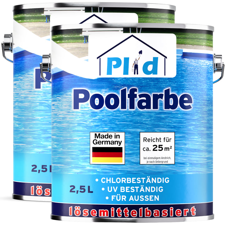 Zwei hintereinander gestellte 2,5-l-Gebinde der Plid Poolfarbe, zusammen 5 Liter. Beide Etiketten zeigen das Poolmotiv, das Made-in-Germany-Siegel und die Angaben chlorbeständig, UV-beständig und für außen.