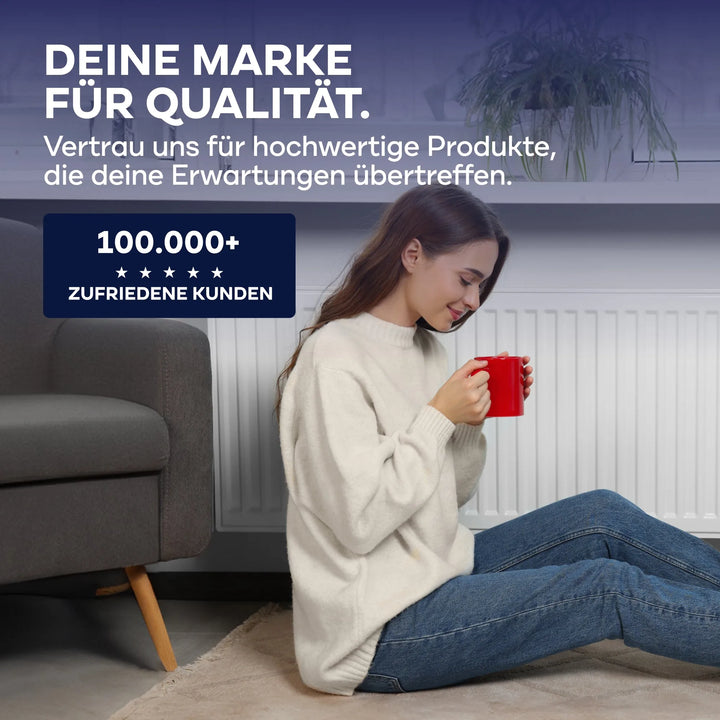 Eine Frau in einem weißen Pullover sitzt auf dem Boden, lächelt und hält einen roten Becher in der Hand. Über ihr steht der Text "plid - Deine Marke für Qualität". 100.000+ zufriedene Kunden vertrauen auf das Heizkörperlack LH - Lackierset für hitzebeständige Lackierungen.