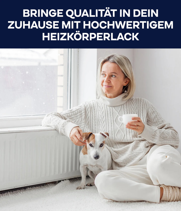 Eine Frau in einem weißen Pullover sitzt an einem Heizkörper, hält eine Tasse in der Hand und streichelt ihren kleinen Hund. Draußen fällt Schnee, während der deutsche Text plid Plid Heizkörperlack LF - hitzebeständig, lösemittelfrei &amp; geruchsarm in hoher Qualität hervorhebt.