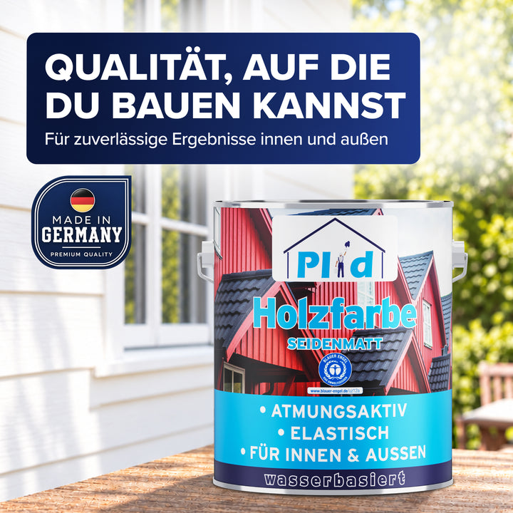 Das Gebinde Plid Holzfarbe seidenmatt steht auf einer Holzfläche vor heller Hausfassade, links das Siegel Made in Germany. Auf dem Etikett stehen atmungsaktiv, elastisch, für innen und außen, wasserbasiert sowie der Blaue Engel.