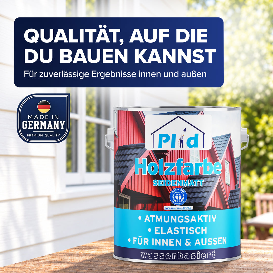 Das Gebinde Plid Holzfarbe seidenmatt steht auf einer Holzfläche vor heller Hausfassade, links das Siegel Made in Germany. Auf dem Etikett stehen atmungsaktiv, elastisch, für innen und außen, wasserbasiert sowie der Blaue Engel.