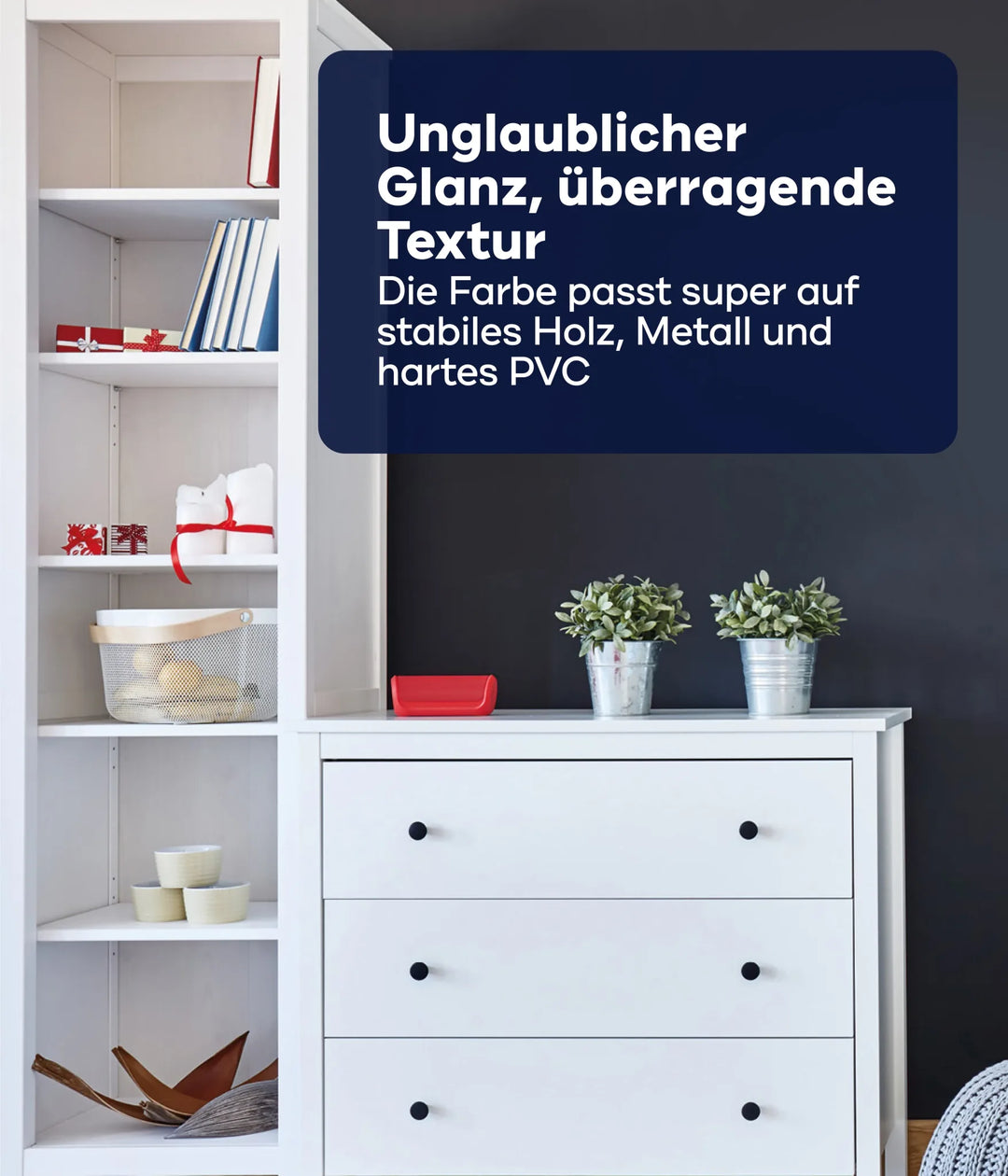 Eine moderne weiße Kommode steht neben einem Regal mit Büchern, Pflanzen und Dekoration. Das plid Möbellack - Lackierset bietet erstklassigen Glanz und Textur, perfekt für die professionelle Beschichtung von Holz, Metall und Hart-PVC.