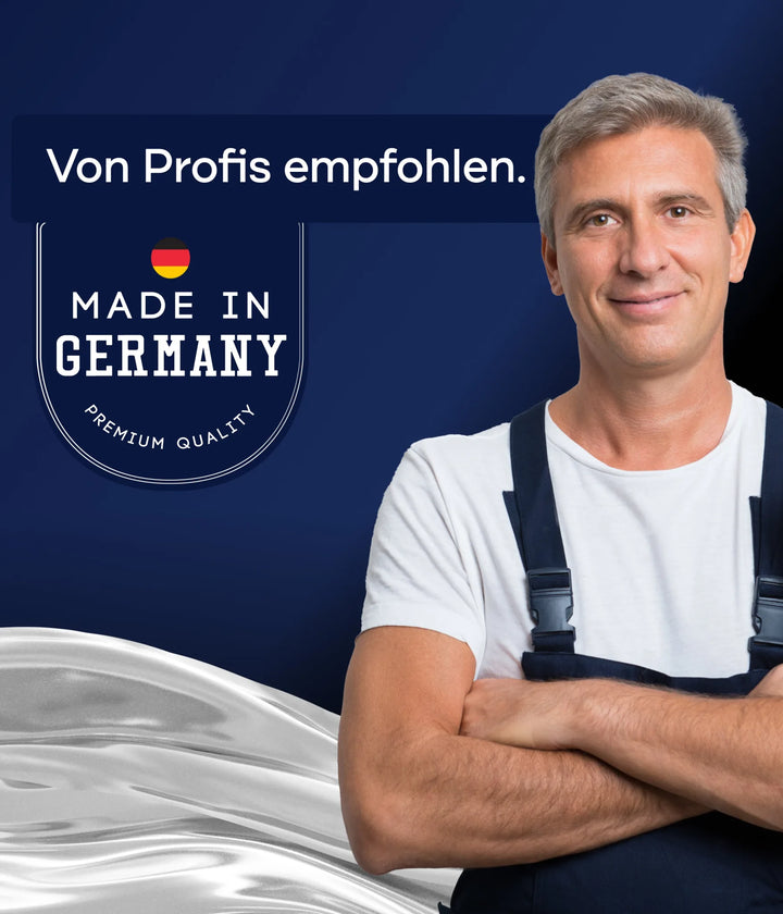 Ein Mann in Latzhose steht selbstbewusst neben einer Plakette mit der Aufschrift "Made in Germany, Premium Quality", auf der plid Plid Möbellack - kratzfest &amp; seidenmatt für Holz &amp; Innenbereiche abgebildet ist.