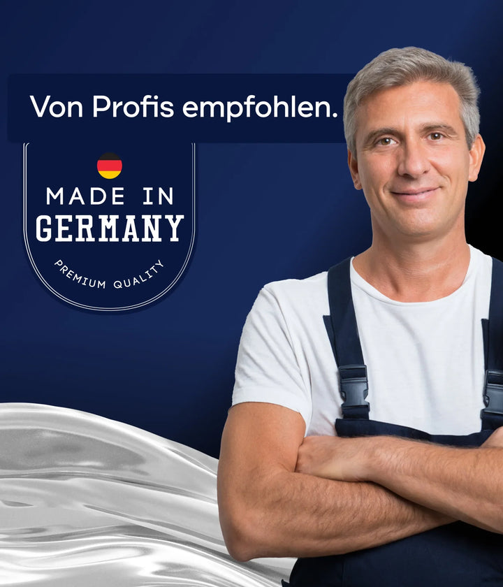 Ein lächelnder Mann in Arbeitskleidung steht mit verschränkten Armen neben einem "MADE IN GERMANY PREMIUM QUALITY"-Abzeichen und einer deutschen Flagge, die das plid Möbellack - Lackierset für professionelle Möbellackierung hervorheben. Oben: Von Profis empfohlen auf blau.