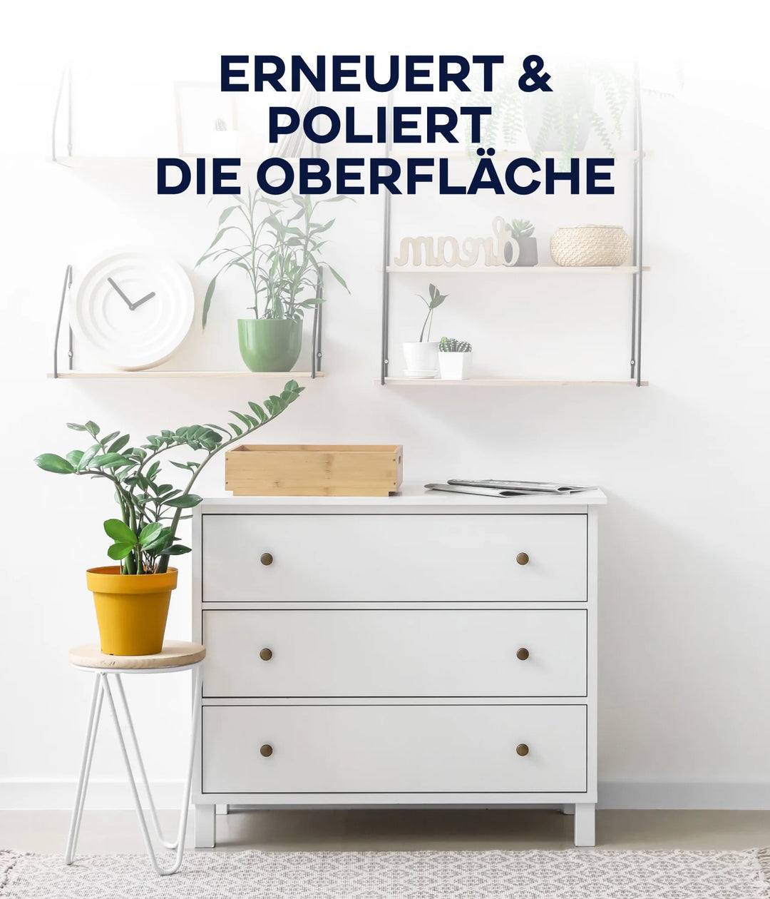 Eine weiße Kommode mit drei Schubladen steht vor einer weißen Wand und ist mit Pflanzen und Dekoration bestückt. Darüber befinden sich Regale mit weiteren Gegenständen. Deutscher Text: ERNEUERT &amp; POLIERT DIE OBERFLÄCHE - mit plid Möbellack - Lackierset Premium Weißlack.
