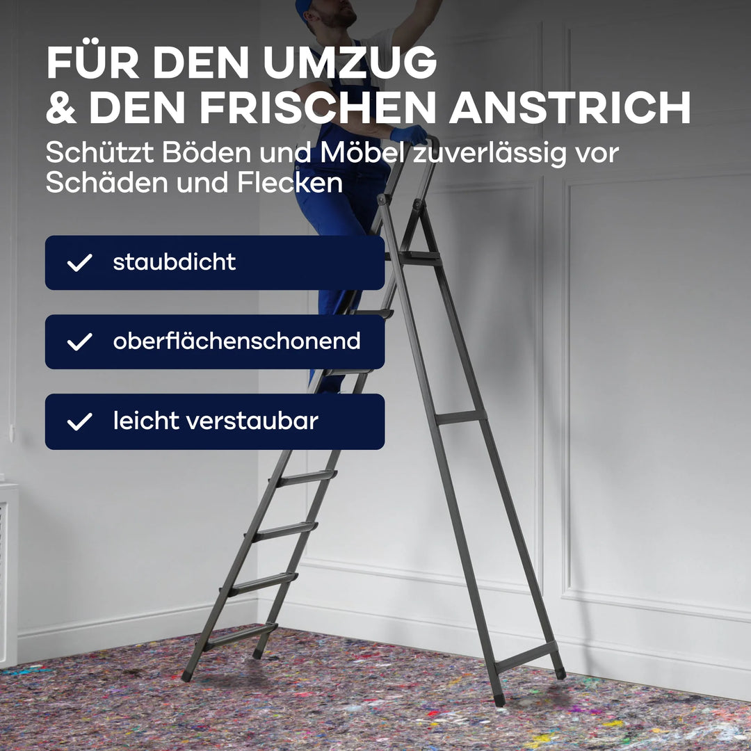 Eine Person steht auf einer Leiter und streicht eine weiße Wand. Der Boden ist mit plid Abdeckvlies 220 g/m² bedeckt - Malervlies für zuverlässigen Oberflächenschutz, Bodenschutz und Staubschutz, ideal für Renovierung &amp; leicht zu verstauen.