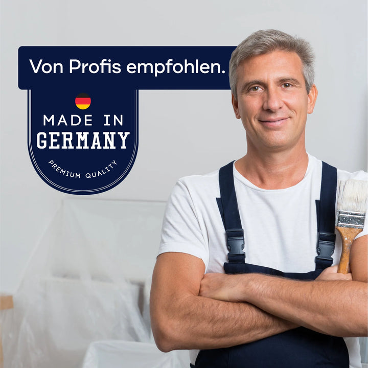 Ein lächelnder Mann in Latzhose hält einen Pinsel neben einem Schild mit der Aufschrift "Von Profis empfohlen. Made in Germany. Premium Quality"-präsentiert plid PU-Fliesenlack mit Anlauger, ideal für die Renovierung von Bad- und Küchenfliesen im Innenbereich.