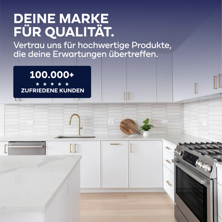 Moderne weiße Küche mit goldenen Beschlägen, Backofen aus Edelstahl und weißer Kachelrückwand, aufgearbeitet mit plid PU-Fliesenlack - strapazierfähig &amp; wasserfest für Bad &amp; Küche. Über 100.000 Kunden vertrauen auf plid Fliesenlack!.
