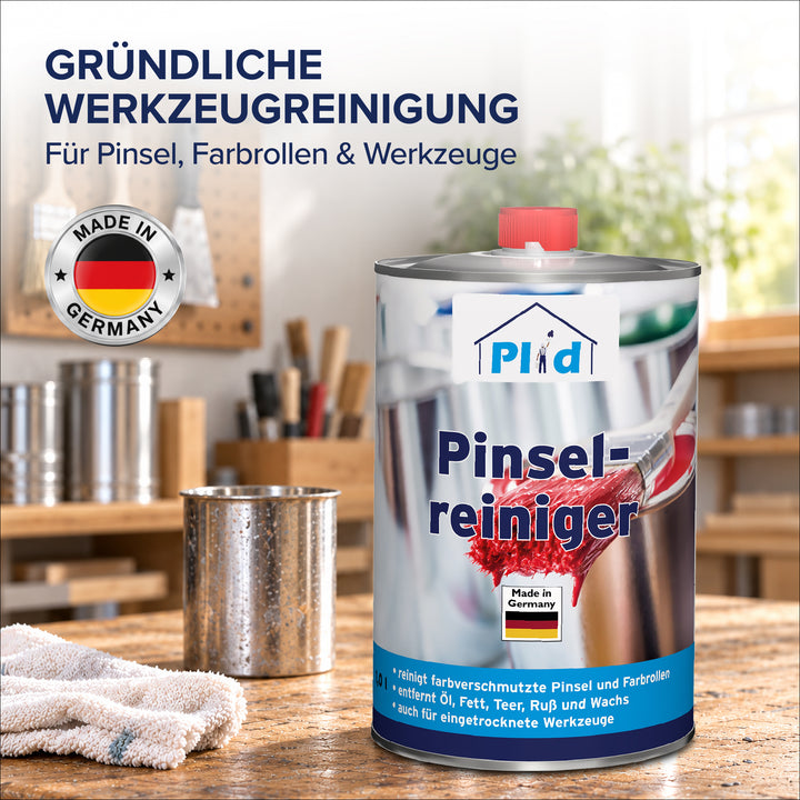 Die Dose Plid Pinselreiniger steht auf einer Werkbank vor Regalen voller Werkzeug, daneben ein Metallbecher und ein Baumwolltuch. Links ein rundes Siegel „Made in Germany“ — für die gründliche Reinigung von Pinseln und Rollen.