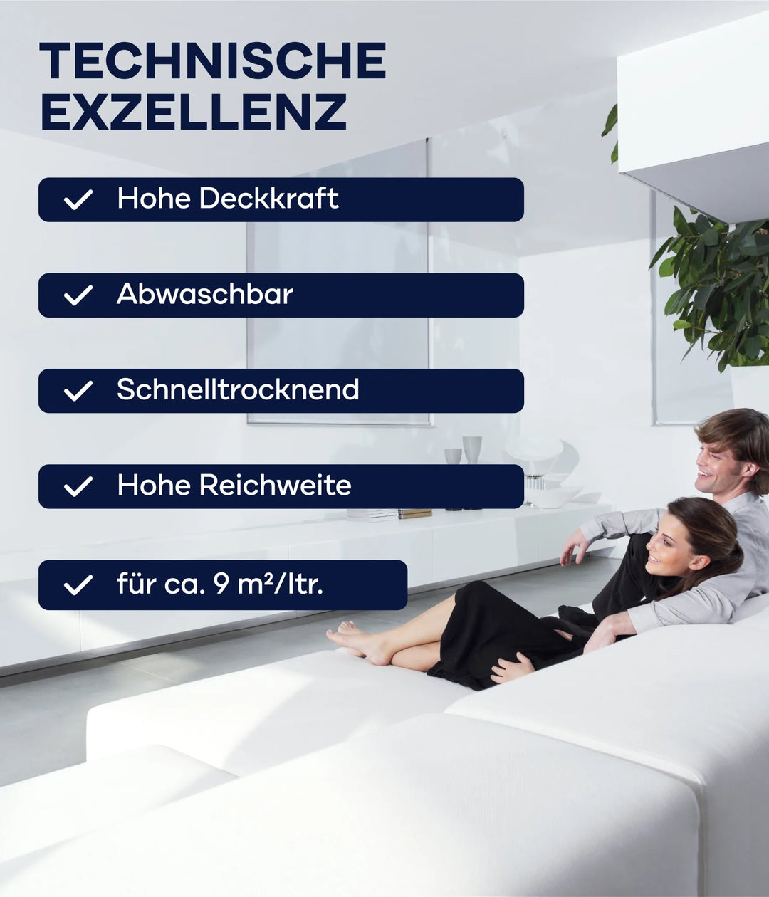 Ein Paar sitzt auf einem weißen Sofa in einem modernen Wohnzimmer. Blaue Kästchen heben das plid Innenfarbe - Streichset hervor: hochdeckend, abwaschbar, schnelltrocknend, sehr ergiebig und deckt etwa 9 m² pro Liter für Wände und Decken.