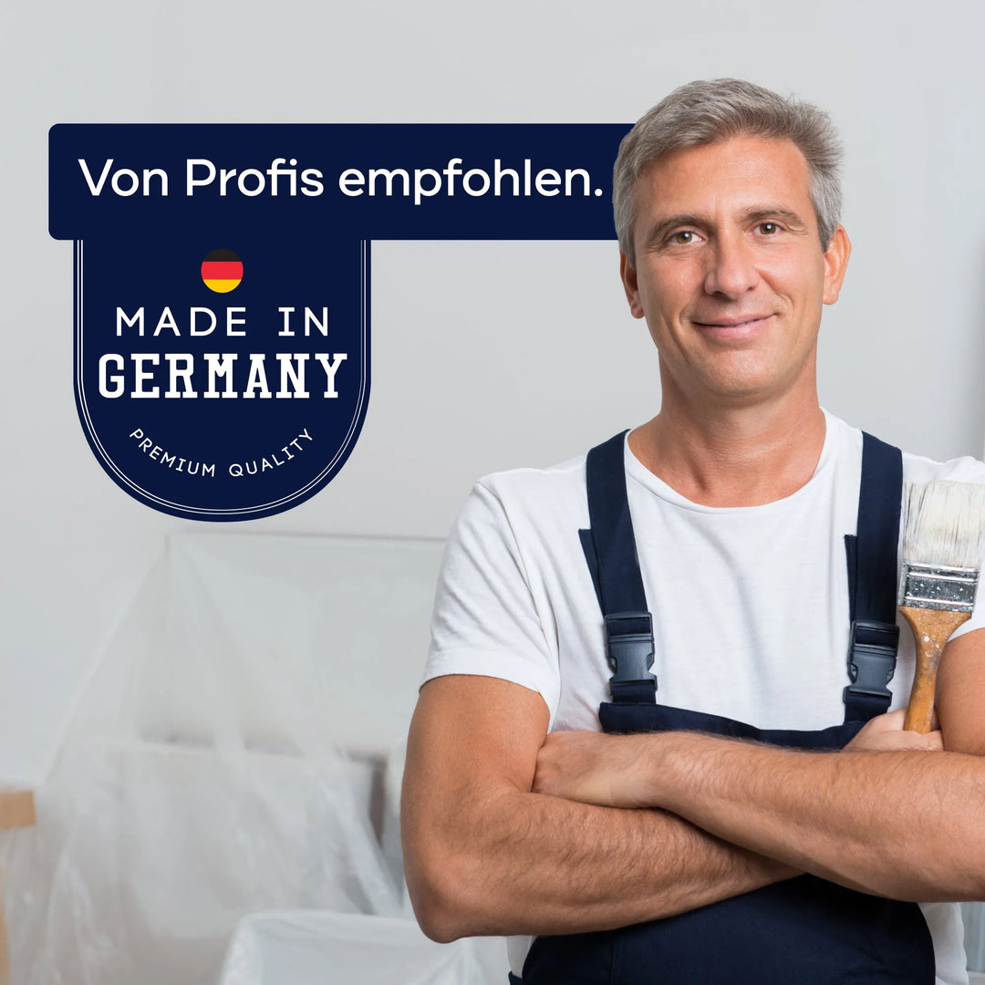 Ein lächelnder Mann in Latzhose hält einen Pinsel neben einem Schild: plid Rollputz 0,5mm weiß für Wand, Decke &amp; Fassade 20kg-Von Profis empfohlen. Hergestellt in Deutschland. Premium Qualität-perfekt für dekorative Wandgestaltung oder Strukturputz.