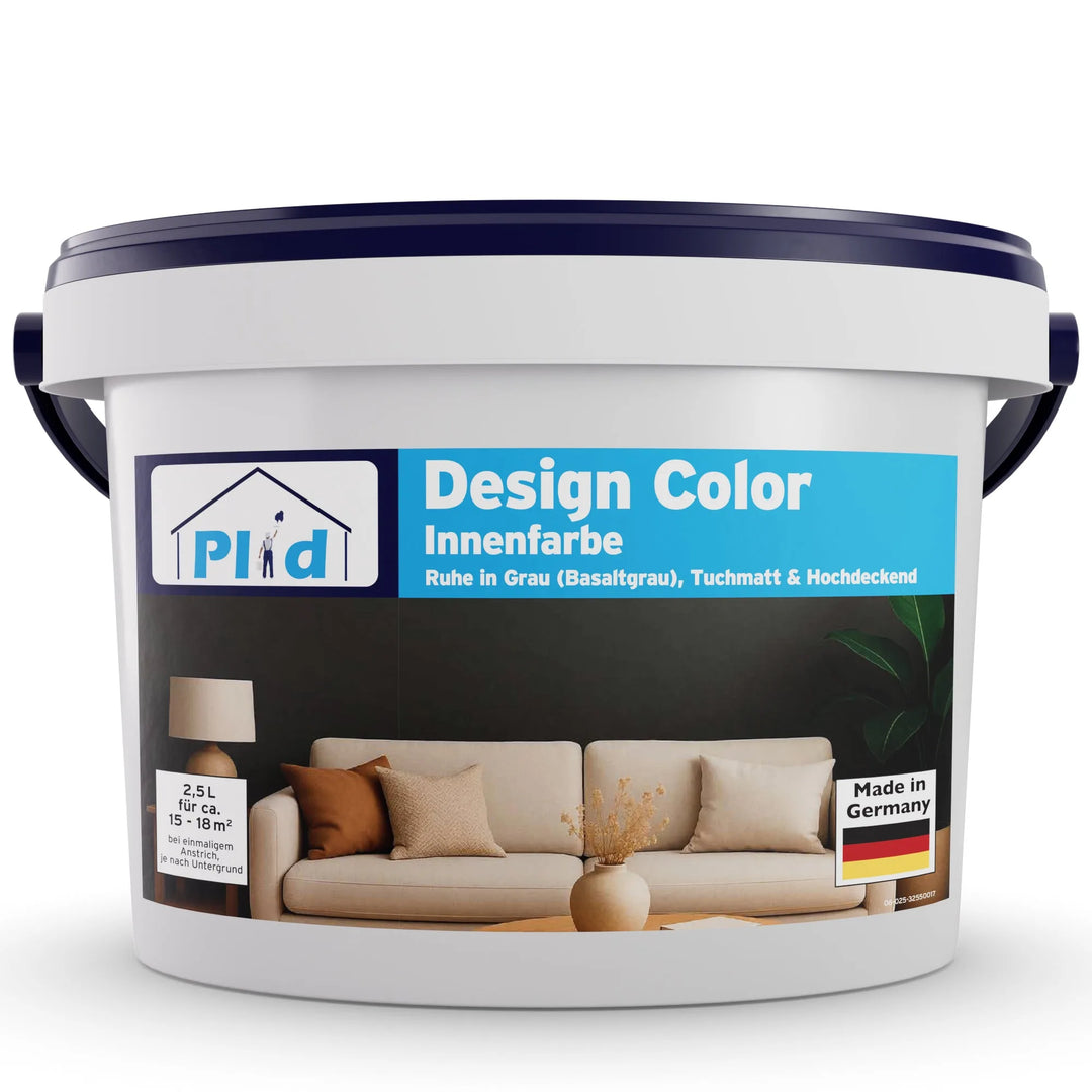 Ein weißer und blauer 2,5L plid DesignColour Innenfarbe - Emissionsarm &amp; Geruchsneutral Farbeimer, mit einem beigen Sofa und Wand, deutsche Flagge für "Made in Germany"-ideale emissionsarme Dispersionsfarbe für den Innenbereich.
