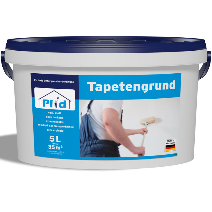 Ein 5-Liter-Eimer Plid Tapetengrund mit dunkelblauem Deckel und Bügelgriff. Das Etikett zeigt einen Maler mit Rolle an der Wand und nennt weiß, matt, hoch deckend, atmungsaktiv, reguliert das Saugverhalten, sehr ergiebig, 5 L für ca. 35 m² sowie Made in Germany.
