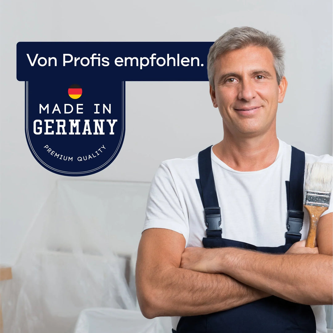 Ein lächelnder Mann in Latzhose hält einen Pinsel in einem sauberen Raum, daneben ein Namensschild: "Von Profis empfohlen. Made in Germany. Premium Quality." Plid Treppen &amp; Parkettlack - schnell trocknend &amp; abriebfest von plid, mit einer kleinen deutschen Flagge darüber.