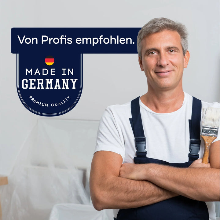 Ein lächelnder Mann in Latzhose hält einen Pinsel in einem sauberen Raum, daneben ein Namensschild: "Von Profis empfohlen. Made in Germany. Premium Quality." Plid Treppen &amp; Parkettlack - schnell trocknend &amp; abriebfest von plid, mit einer kleinen deutschen Flagge darüber.